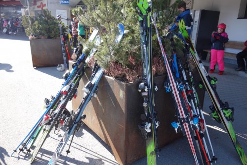 Die Ski warten schon zum Einsatz